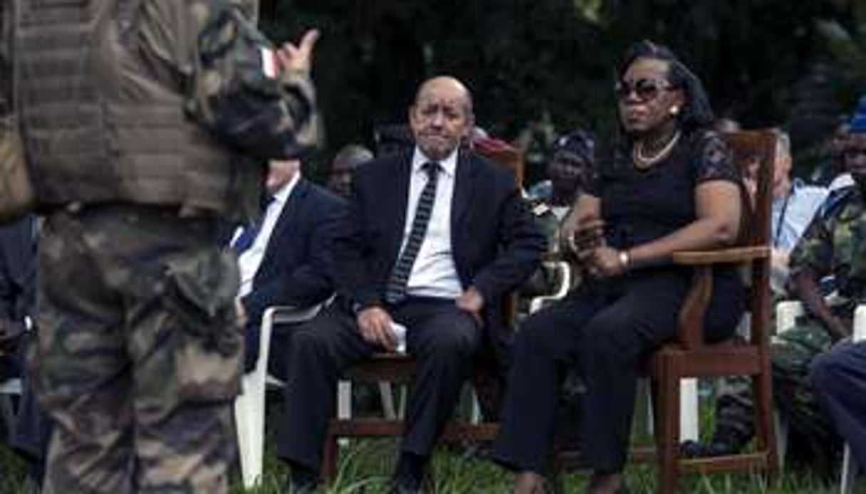 Jean-Yves Le Drian et Catherine Samba-Panza le 12 janvier à Mbaïki. © AFP/Fred Dufour