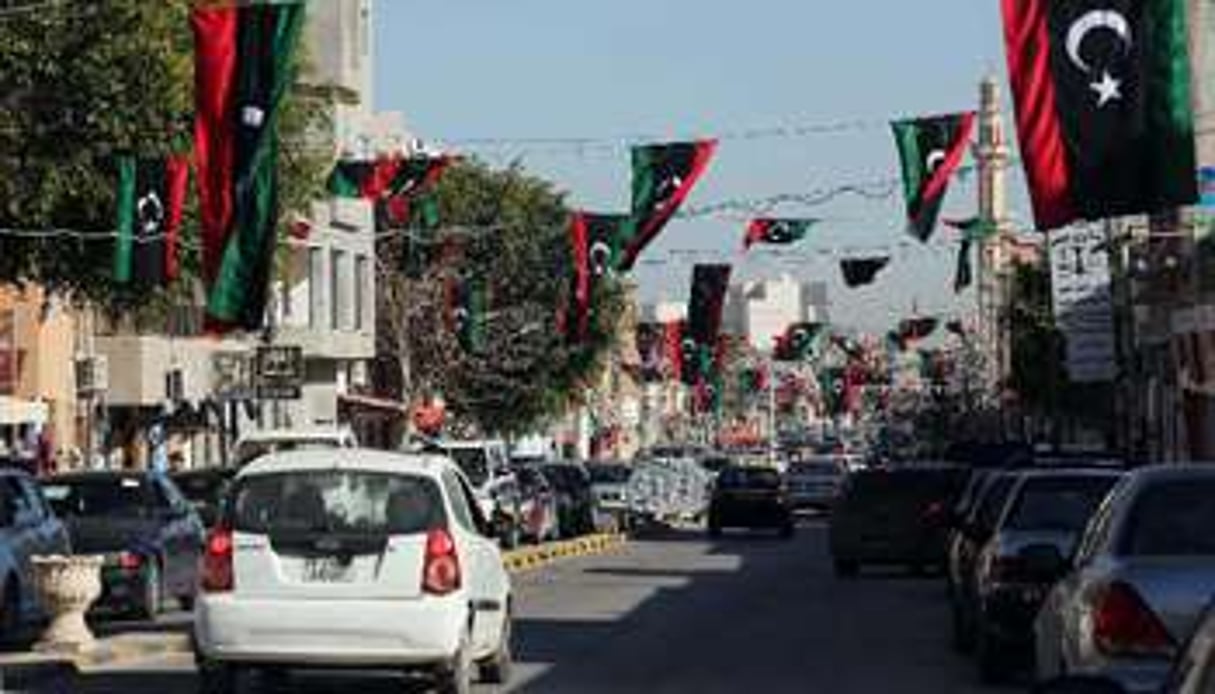 Des drapeaux dans les rues de Tripoli, le 16 février 2014. © AFP