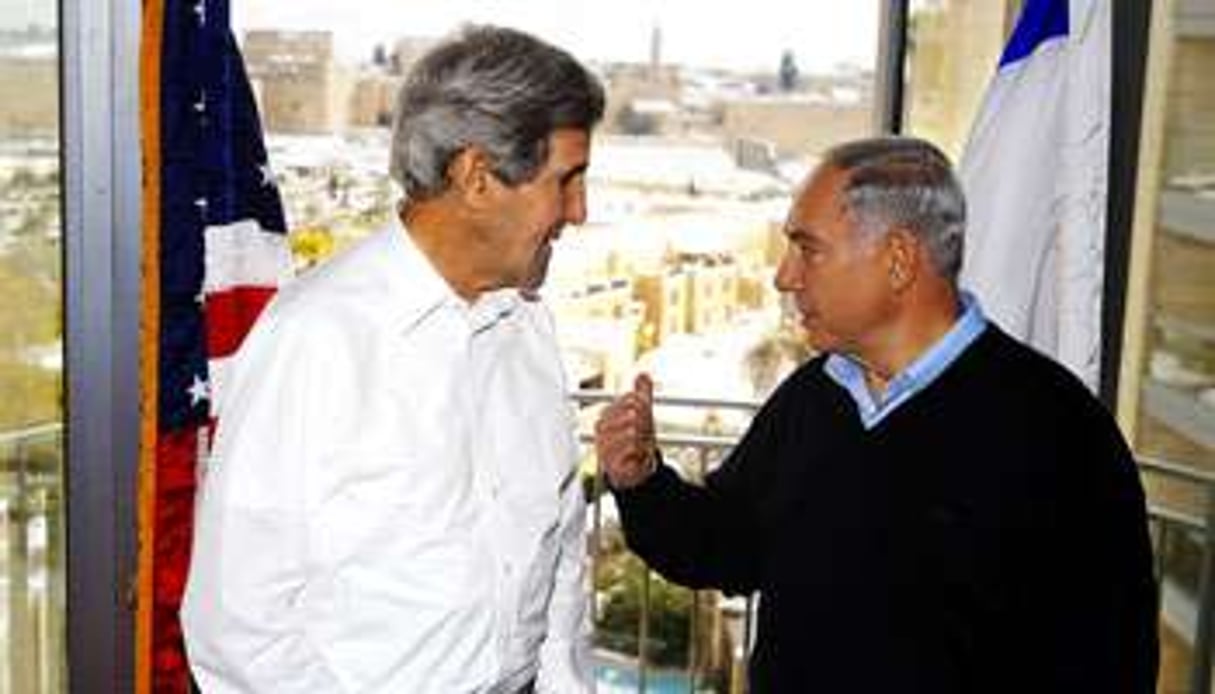 John Kerry (à g.) en conversation avec Benyamin Netanyahou, le 12 décembre 2013, à Jérusalem. © Brian Snyder/AP/SIPA