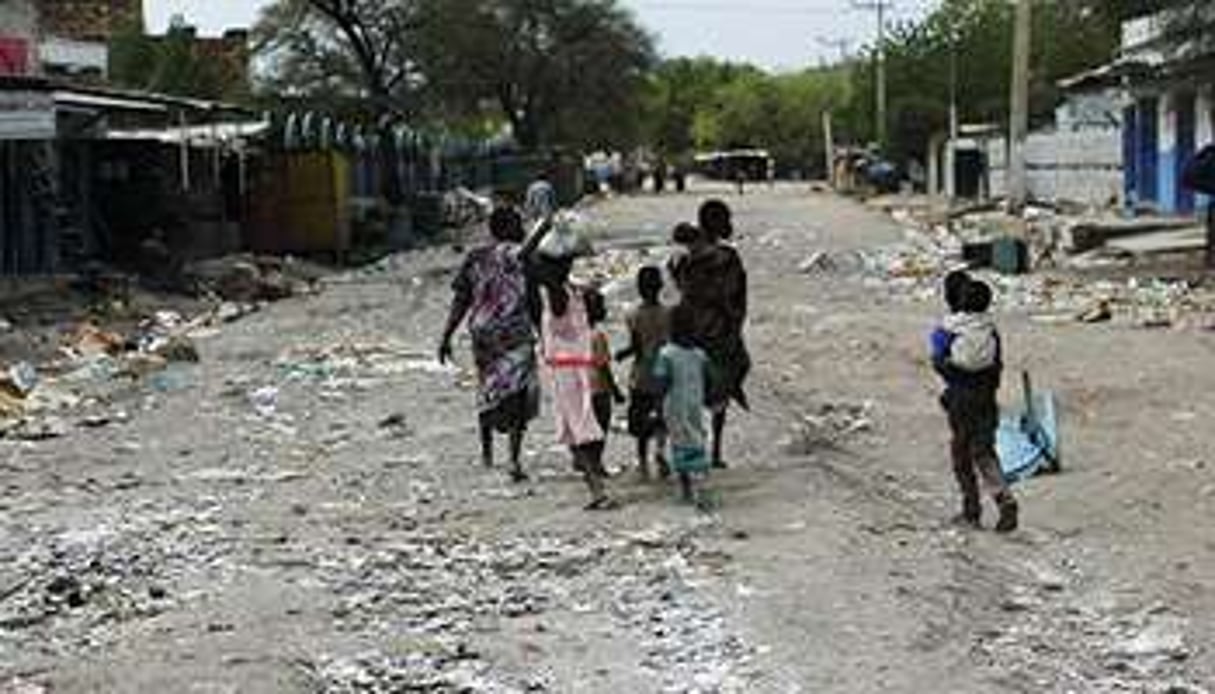 Des femmes et des enfants dans une rue déserte de Malakal, le 21 janvier 2014. © AFP