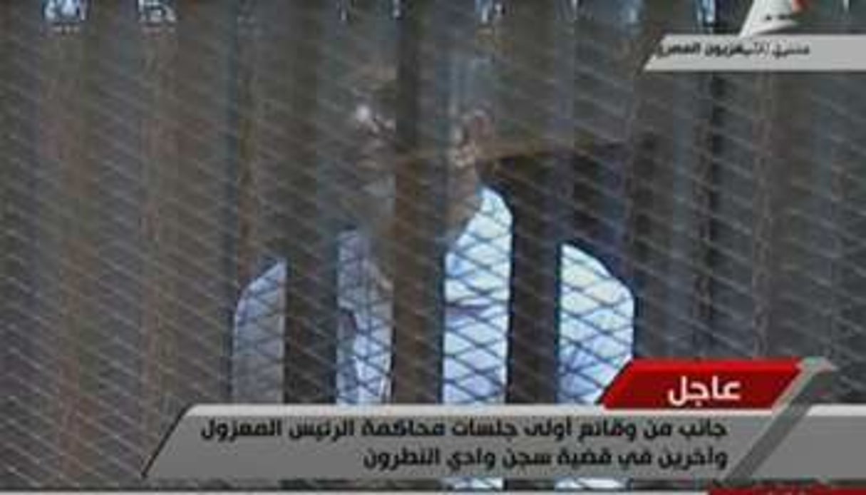 Mohamed Morsi, portant l’uniforme blanc des détenus, au Caire le 28 janvier 2014. © Capture d’écran/Télé égyptienne