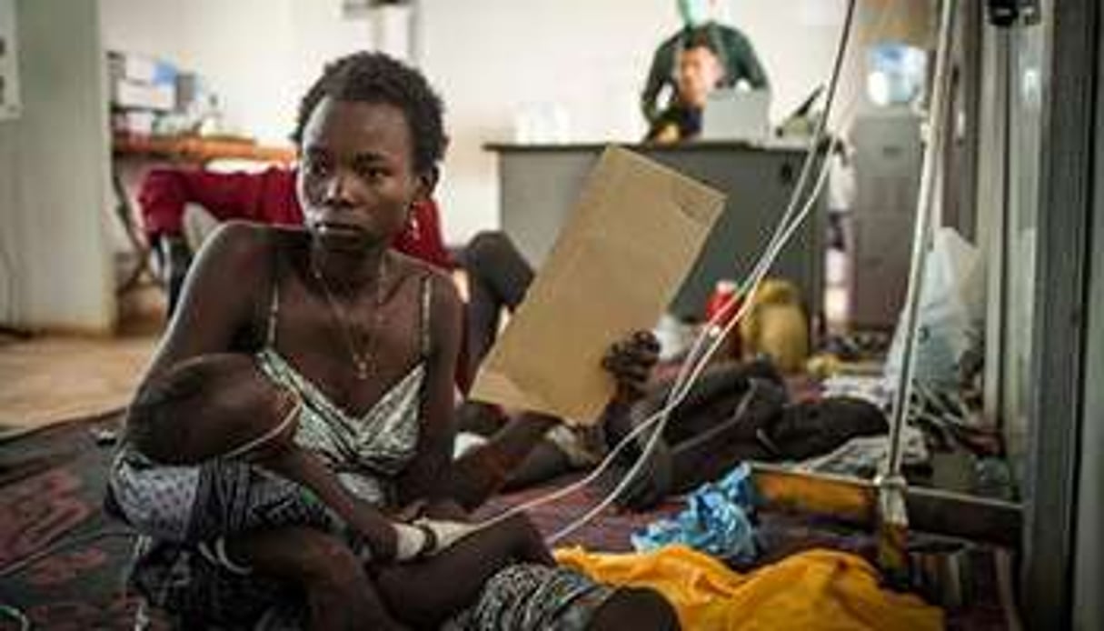 Une mère et son enfant dans un camp de déplacés à Djouba, le 7 janvier 2014. © AFP