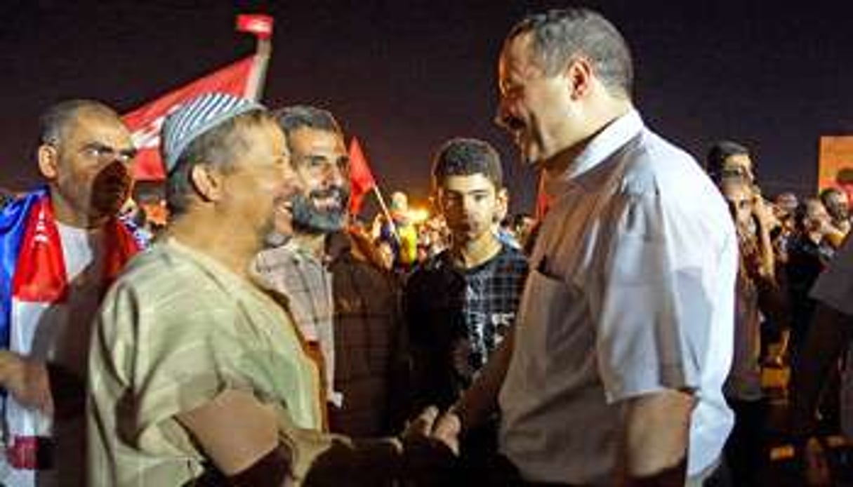 Abdellatif Mekki (à dr.) avec des sympathisants, le 3 août 2013 à Tunis. © Ons Abid