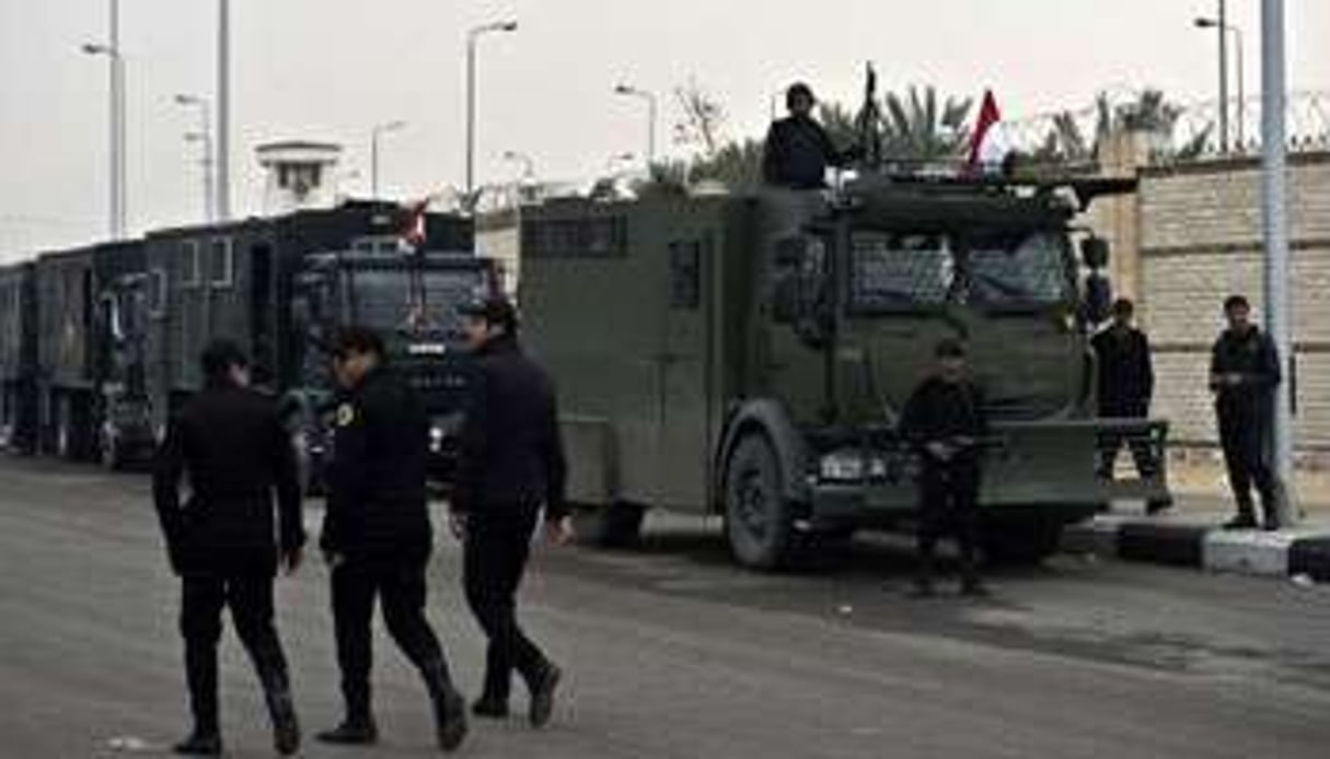Des policiers le 16 février 2014, au Caire. © AFP