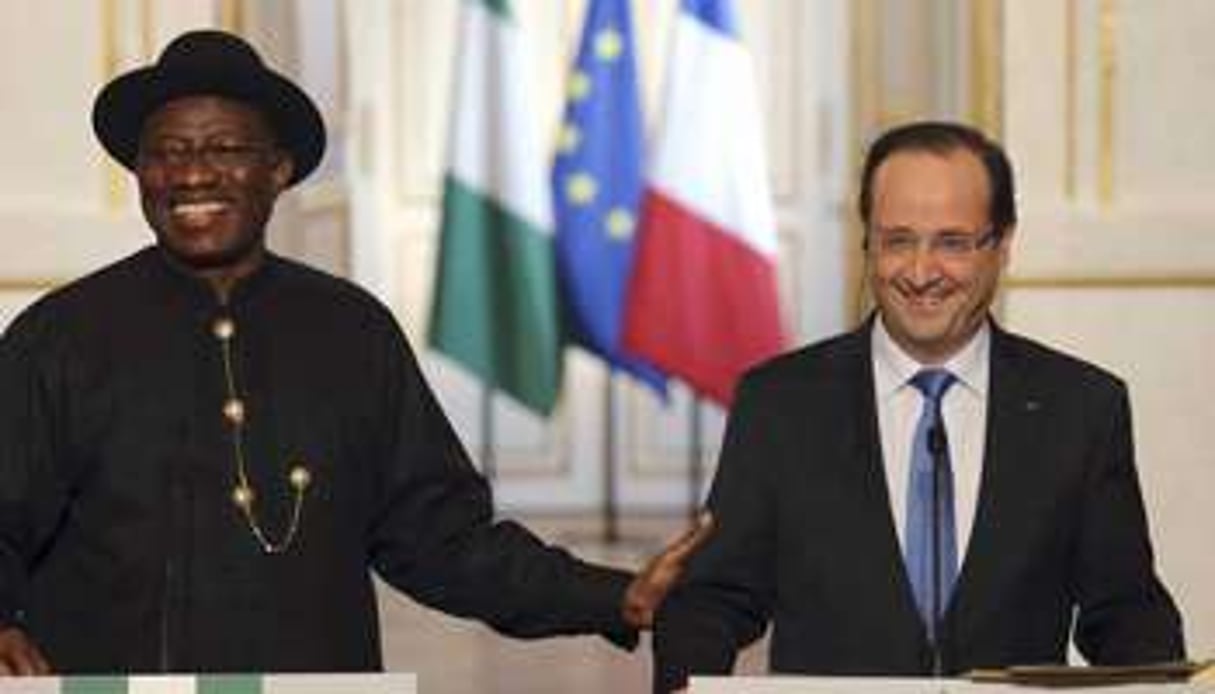 Goodluck Jonathan (à g.) et François Hollande à l’Elysée, le 11 février. © AFP