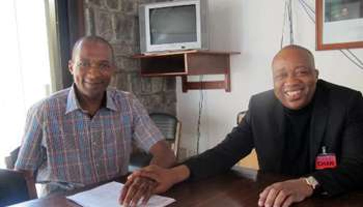 Michel Thierry Atangana et son avocat Charles Tchoungang le 25 février à Yaoundé. © AFP