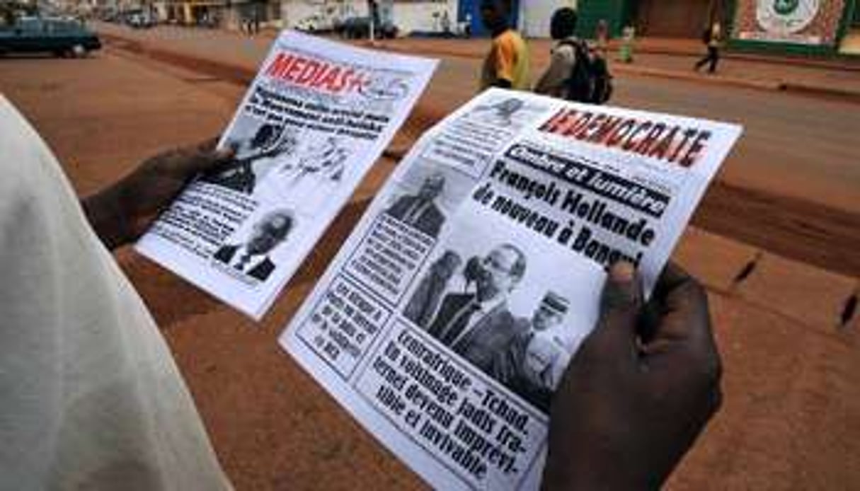 Journaux centrafricains annonçant la visite de François Hollande à Bangui, le 27 février. © AFP/Sia Kambou
