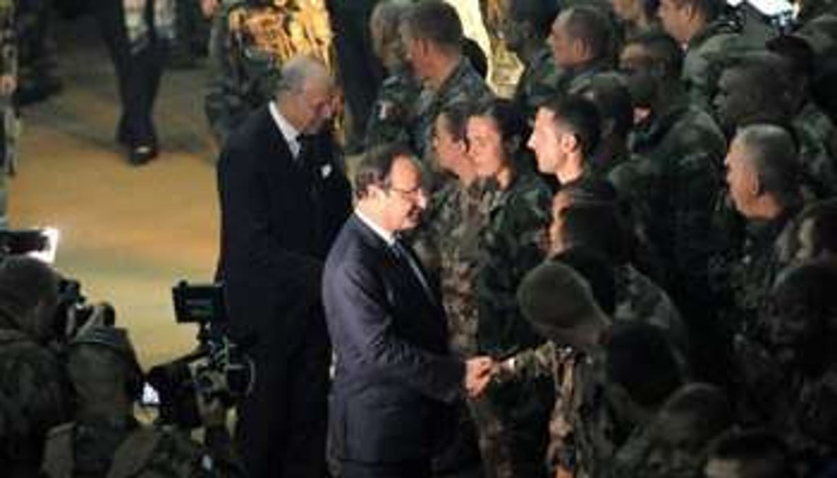 François Hollande et le ministre français des Affaires étrangères, le 10 décembre à Bangui. © AFP