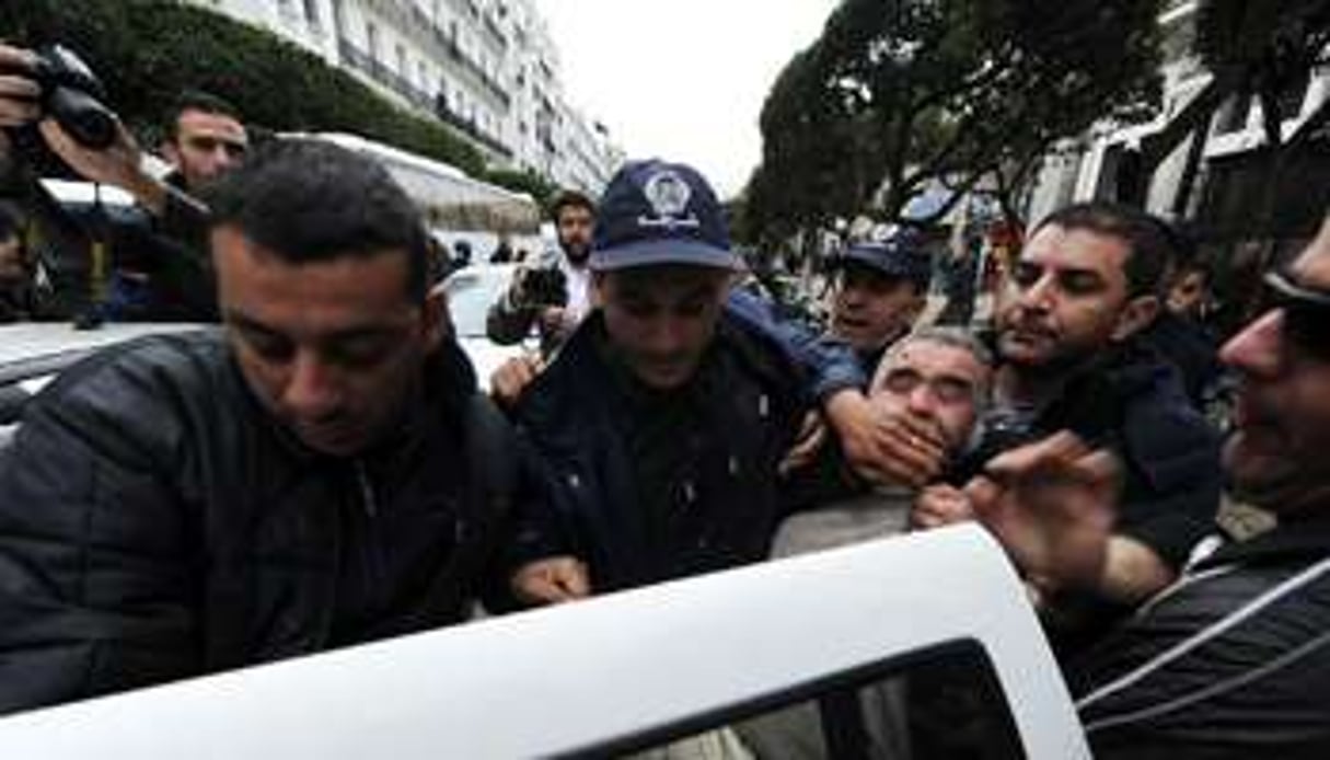 La police algérienne arrête un manifestant, le 1er mars 2014 à Alger. © AFP