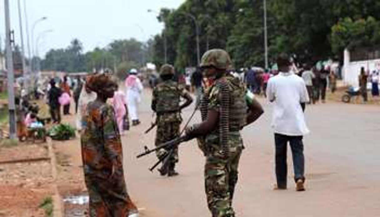 Un soldat burundais de la Misca patrouillant à Bangui, le 27 février 2014. © AFP