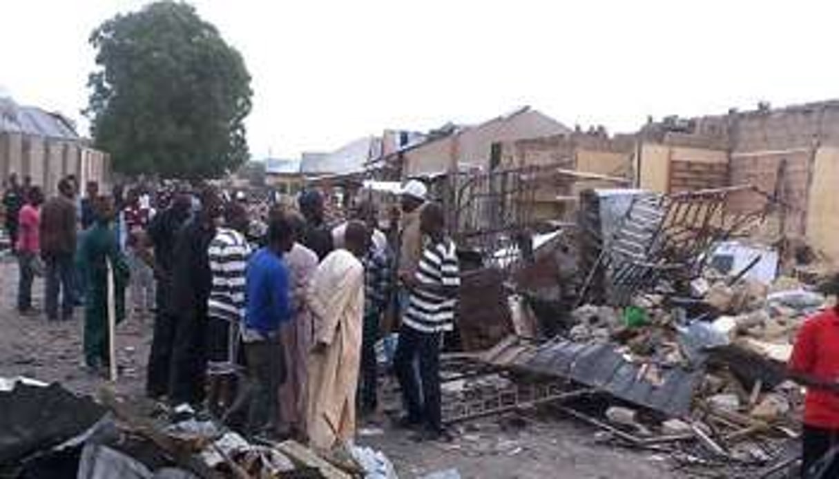 Le 2 mars 2014, des habitants de Maiduguri sur les lieux d’une double explosion. © AFP