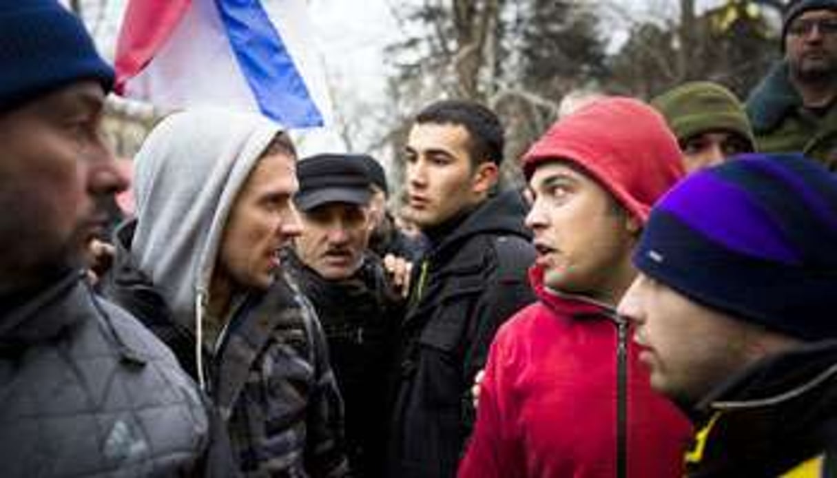 Face à face tendu entre Tatars de Crimée et manifestants pro-Russes. © Pierre Crom/Lejournal/Sipa