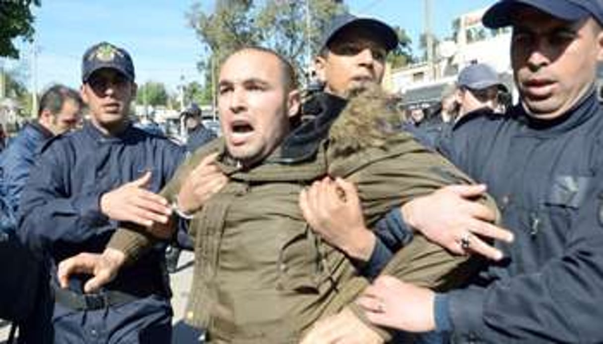 Un manifestant arrêté devant le COnseil constitutionnel à Alger, le 4 mars. © AFP