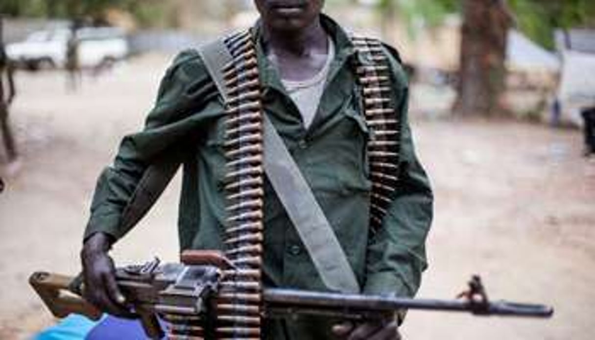 Un soldat des forces anti-gouvernementales le 4 mars à Malakal. © AFP