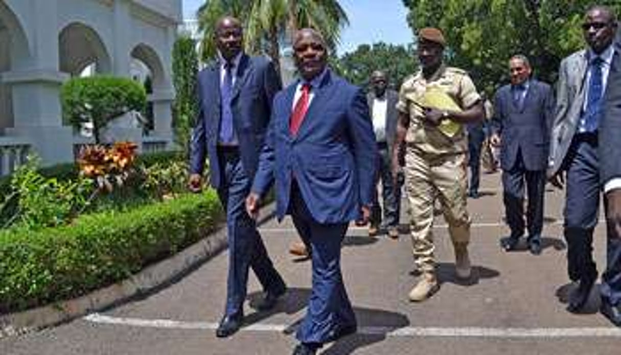 Le chef de l’État (centre) et le Premier ministre, Oumar Tatam Ly (à g.). © Emmanuel Daou Bakary pour J.A.