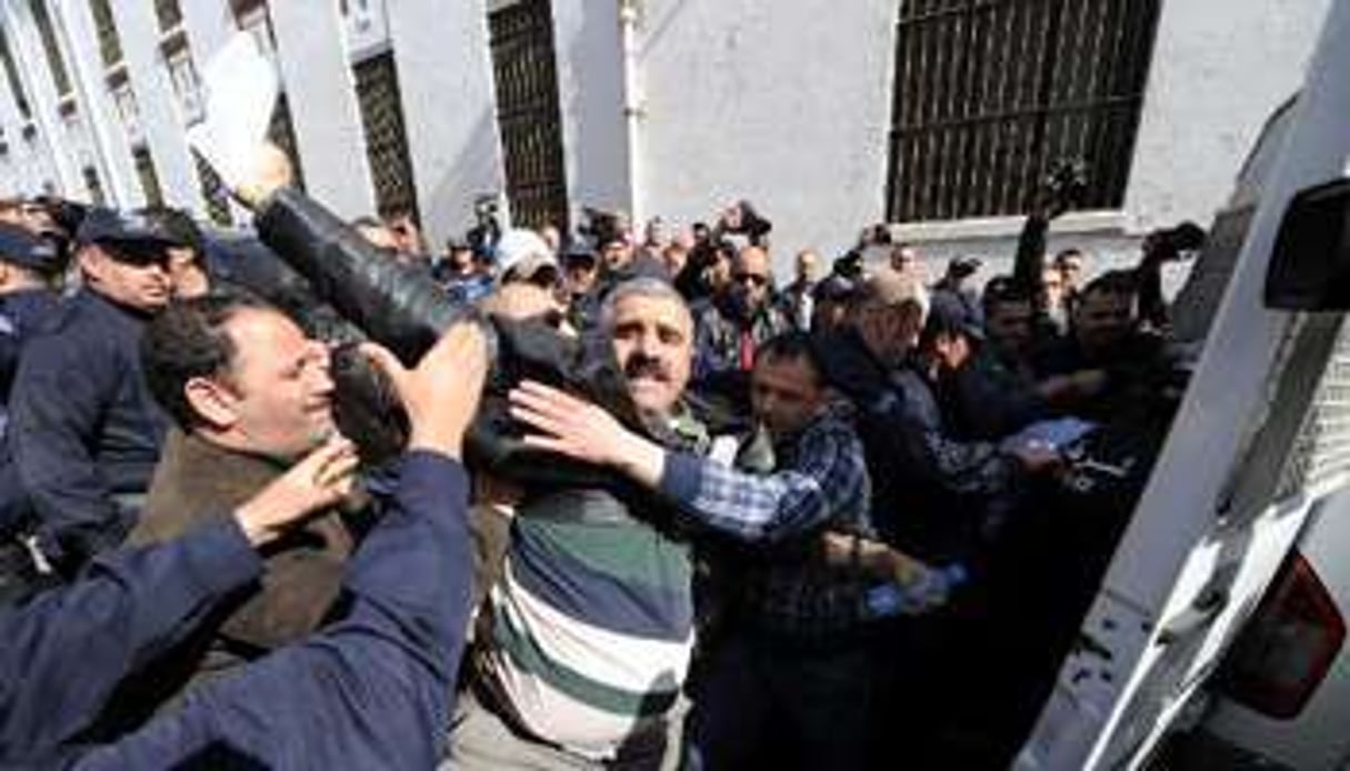 Un manifestant arrêté par la police lors d’une protestation, à Alger, le 6 mars. © AFP