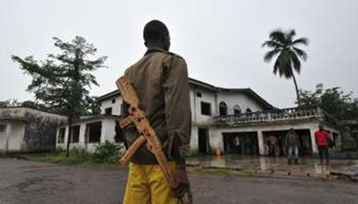 Un membre de l’ex-rébellion Séléka avec une fausse arme. © AFP