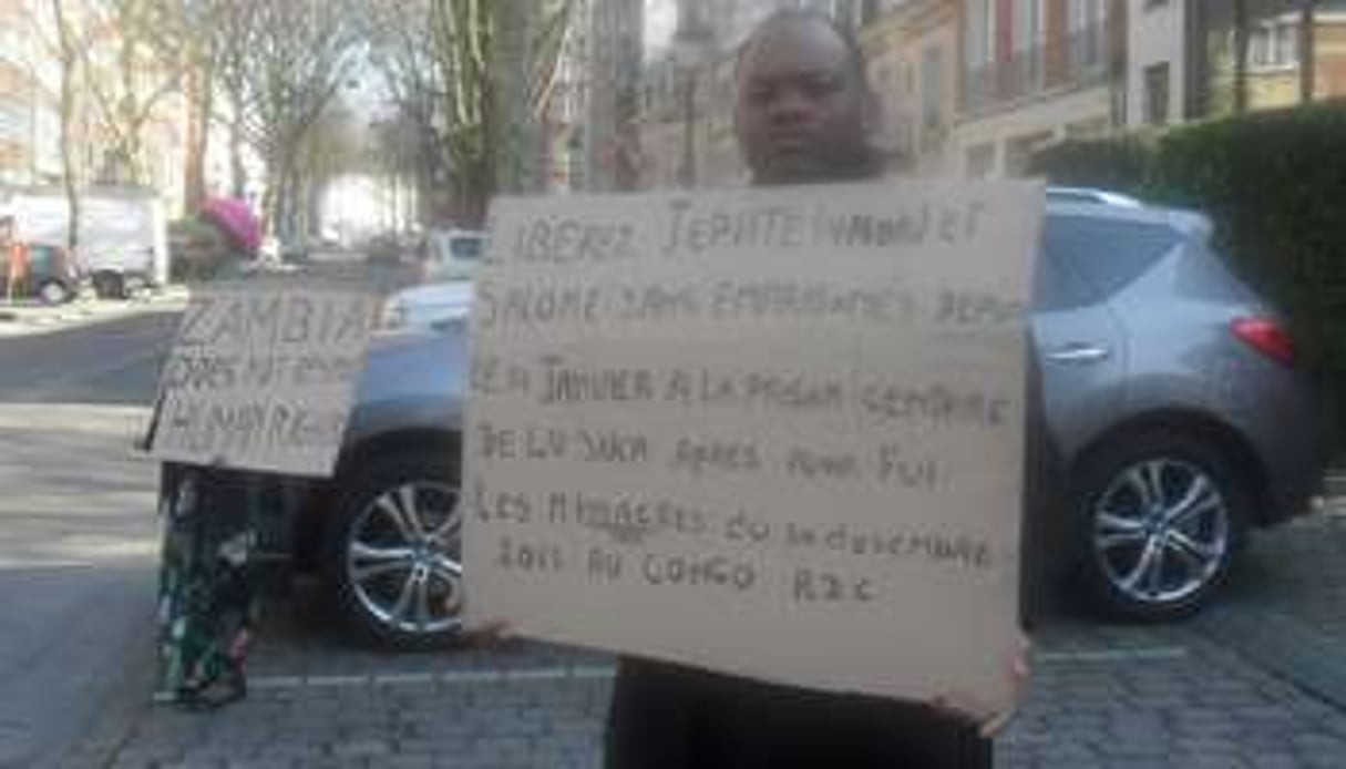 Sit-in des proches de Mukungubila devant l’ambassade zambienne à Bruxelles, le 6 février 2014. © DR