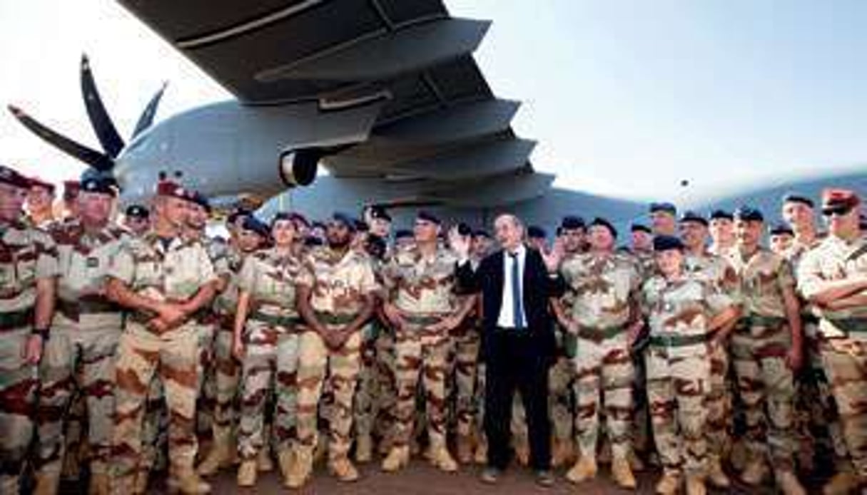 Jean-Yves le Drian au milieu de soldats français, au Mali, le 31 décembre 2013. © AFP