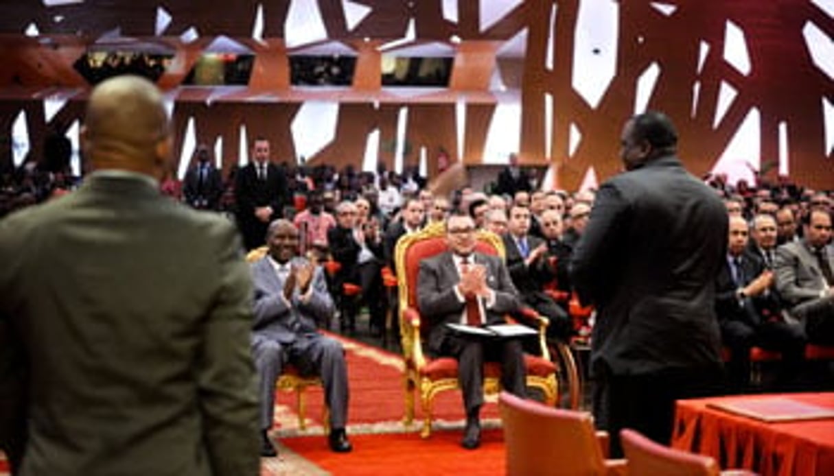 Forum ivoiro-marocain à Abidjan, le 25 février, présidé par le Premier ministre Daniel Kablan Duncan et le roi Mohammed VI. © Émilie Régnier/JA