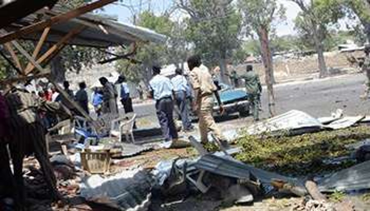 Des policiers sur les lieux d’une explosion à la voiture piégée le 27 février 2014 à Mogadiscio © AFP