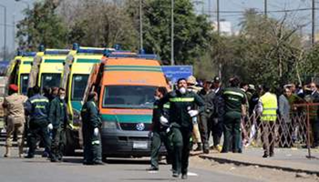 Des ambulances sur le site où six soldats égyptiens ont été tués, le 15 mars 2014, au Caire. © AFP