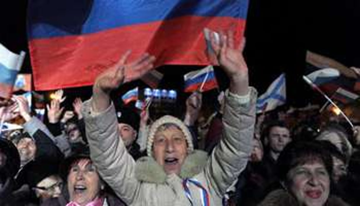 Des habitants de Crimée célèbrent la victoire du oui au référendum le 16 mars 2014. © AFP