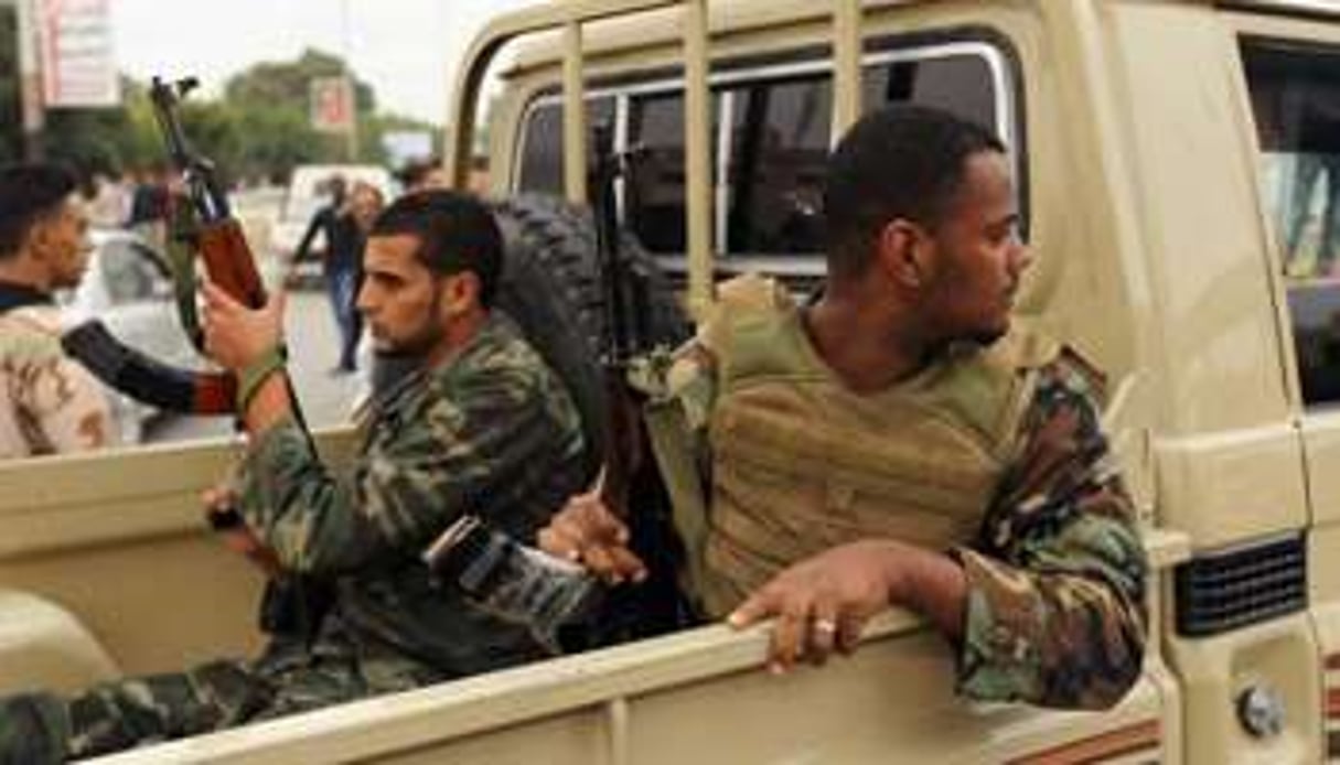 Des soldats libyens en route le 25 novembre 2013 pour l’hôpital Al-Jalal à Benghazi. © AFP