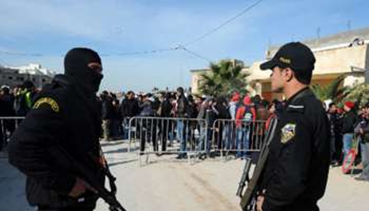 Des policiers tunisiens à Raoued, près de Tunis, le 4 février 2014. © AFP