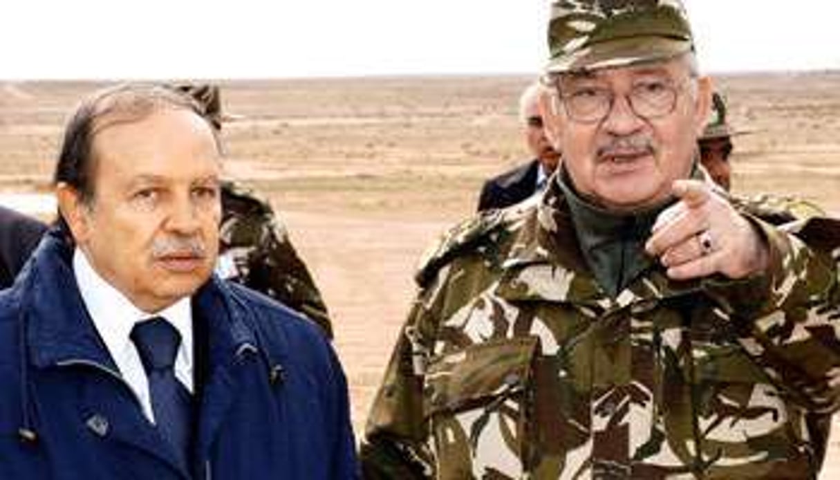 Abdelaziz Bouteflika avec le chef d’état-major de l’armée, Ahmed Gaïd Salah, en 2005. © Ouahab Hebbat/AP/Sipa