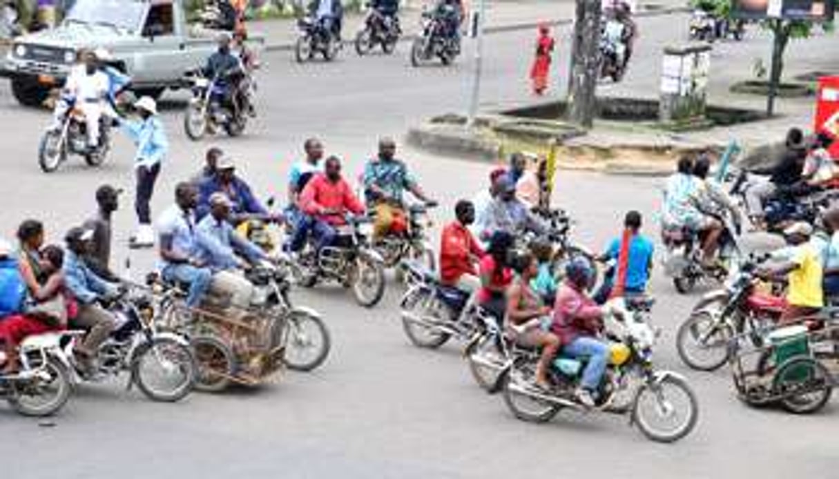 Les deux roues, bruyants et polluants. Ici, à Douala, au Cameroun. © Nicolas Eyidi pour J.A.