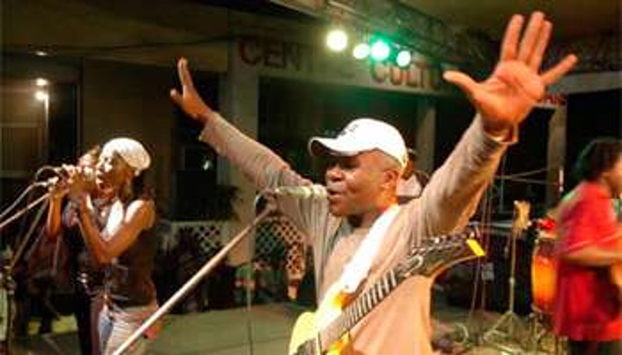 « L’homme-guitare », lors de la fête de la musique à Douala en 2006. © Nicolas Eyidi