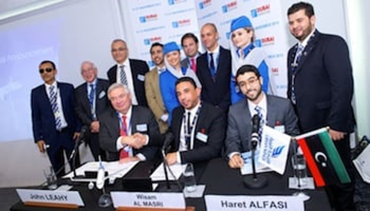 Wisam Al Masri (centre), président de Libyan Wings, lors de la signature d’un protocole d’accord avec Airbus. © Airbus