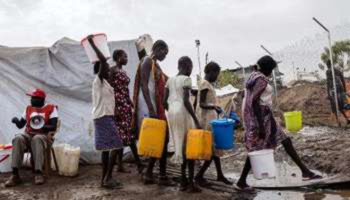 Distribution d’eau par la Croix-Rouge, le 24 février 2014 à Juba. © AFP