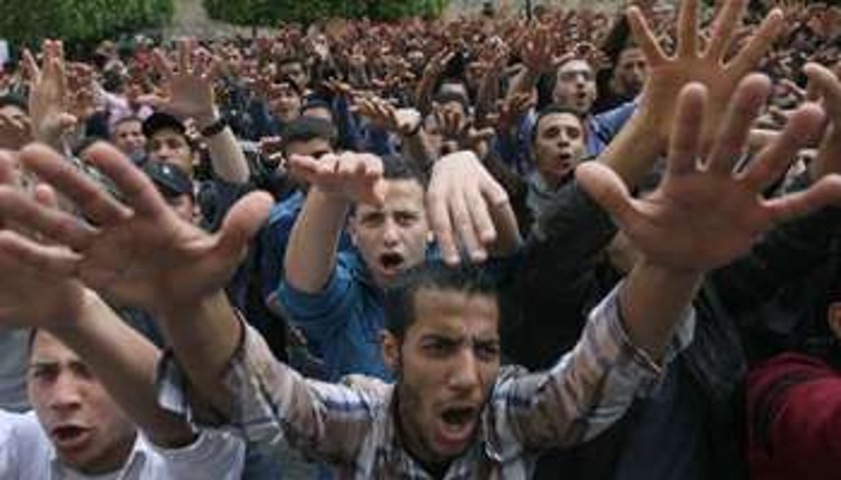 Etudiants de l’université du Caire partisans de Morsi manifestant sur leur campus, le 19 mars. © AFP