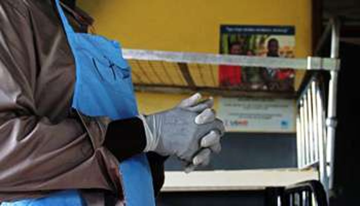 Un responsable sanitaire dans un centre d’isolement contre le virus Ebola. © AFP