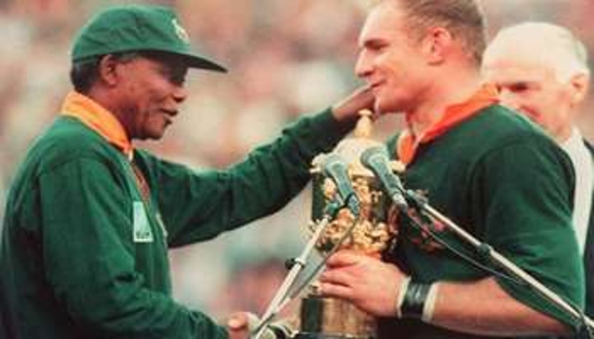Nelson Mandela remettant le trophée de la Coupe du monde de rugby à François Pienaar en 1995. © AFP