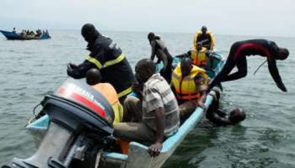 Des policiers et pêcheurs ougandais cherchent des victimes du naufrage dans le lac Albert. © AFP