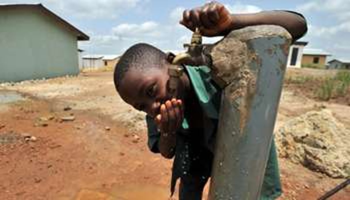 Le manque d’eau et d’assainissement tue chaque année deux millions d’enfants. © AFP / ISSOUF SANOGO