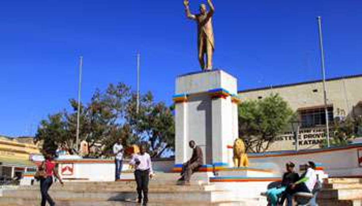 La statue de Moïse Tshombe, place de la Poste, est une lieu de rendez-vous. © B. Mouanda pour J.A.