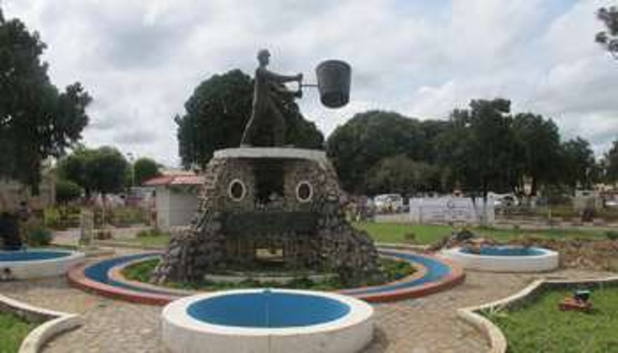 Statue de l’assainissement devant la mairie de Lubumbashi. © AFP