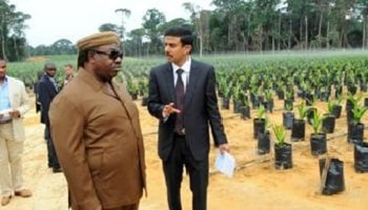 Le président gabonais Ali Bongo (g) et le directeur général d’Olam Gabon, Gagan Gupta, en 2011. DR