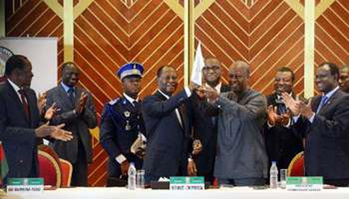 Alassane Ouattara et John Dramani Mahama à Yamoussoukro le 29 mars 2014. © AFP
