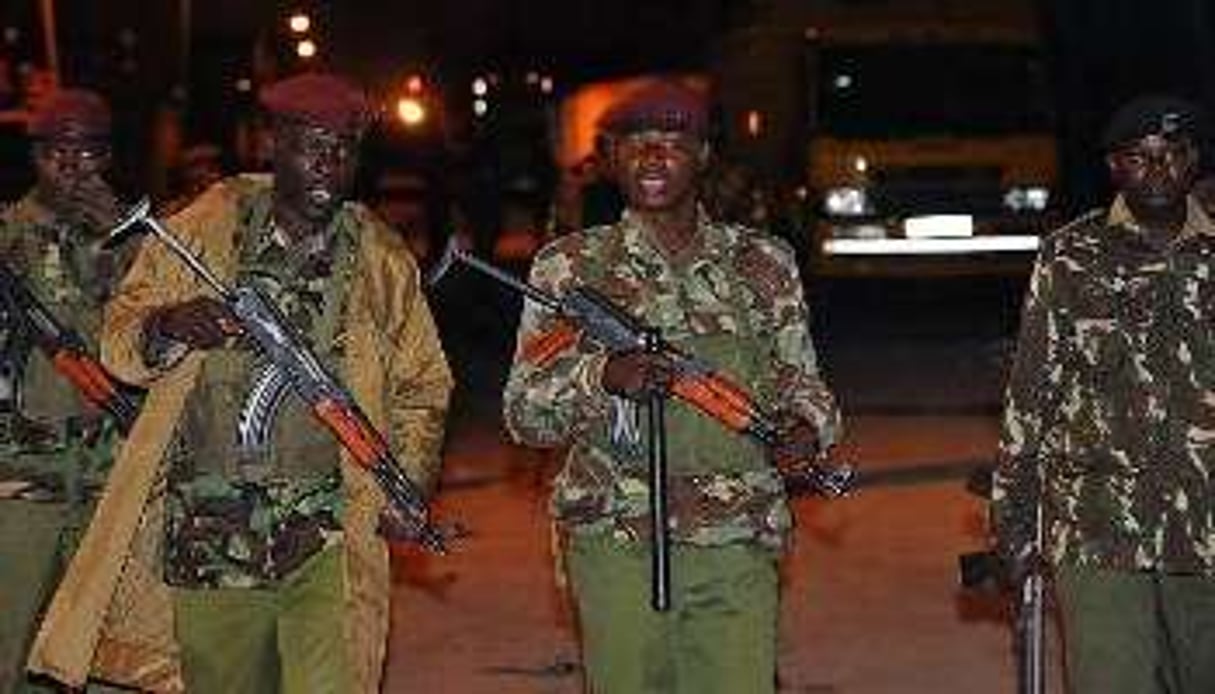 Des militaires kényans sur le site de l’explosion. © AFP