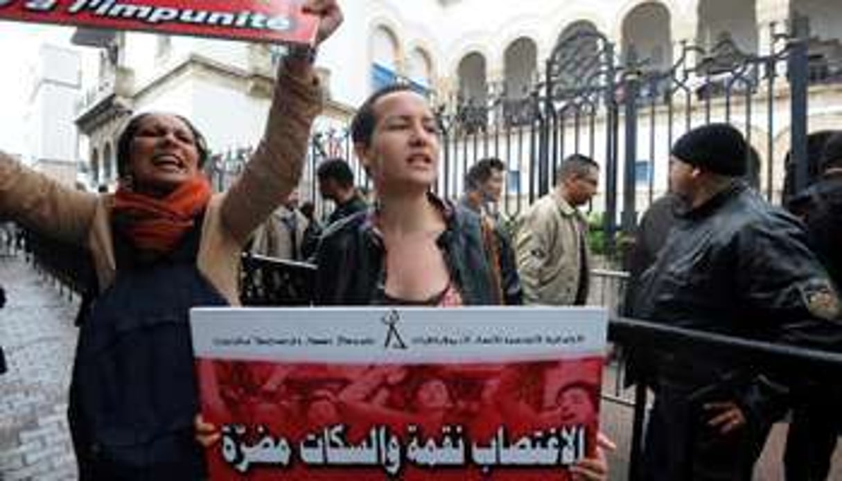 Amina Sboui, féministe tunisienne, le 31 mars 2014 devant le tribunal de Tunis. © AFP