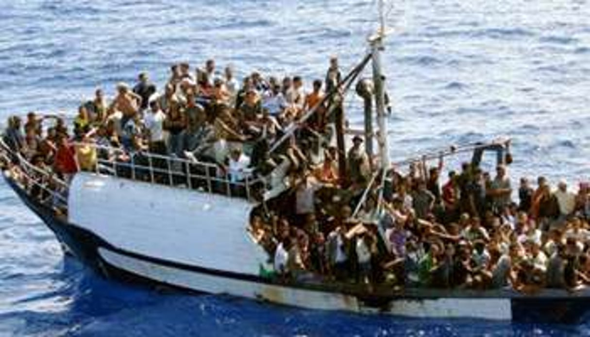 Un bateau de migrants, en 2008, sur la Méditerranée. © Marine nationale/AFP