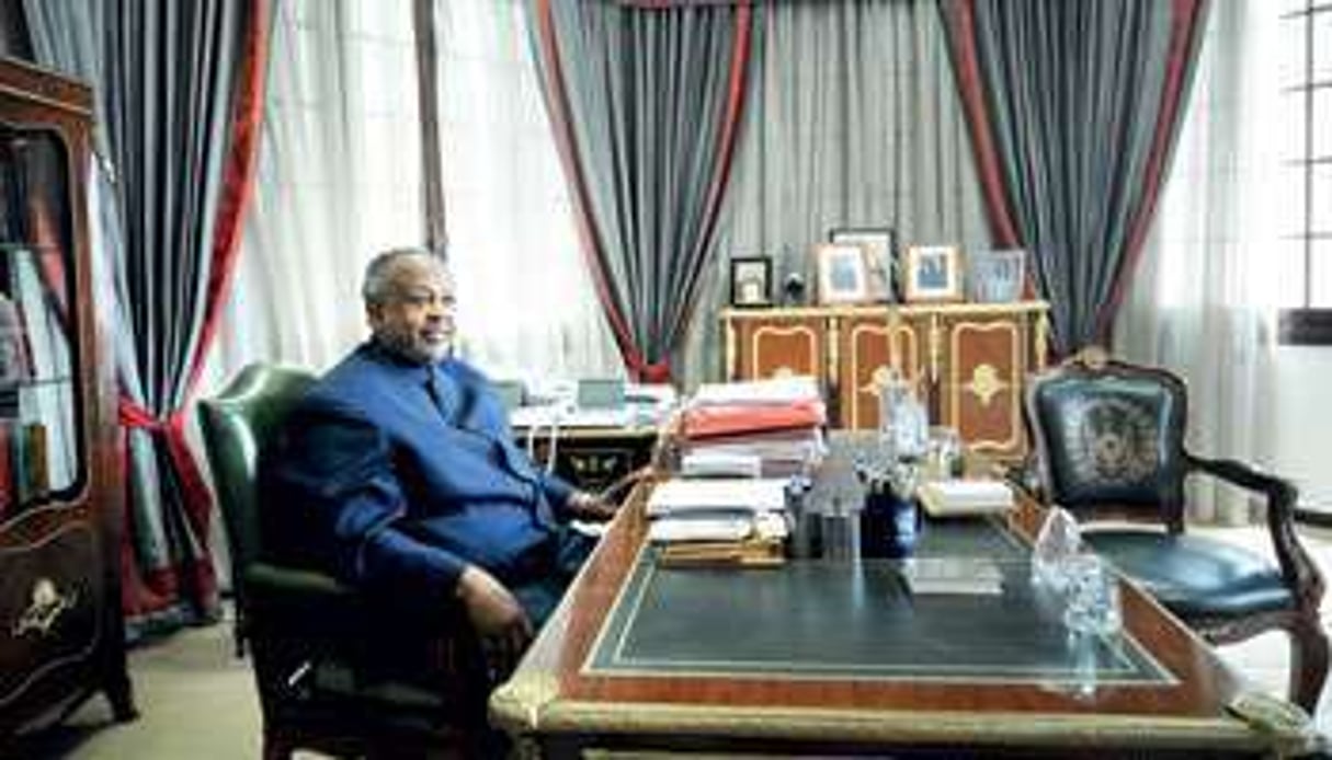 Dans son bureau, où siégeait jusqu’en 1977 le gouverneur français de Djibouti, le 12 mars. © Vincent Fournier/J.A.