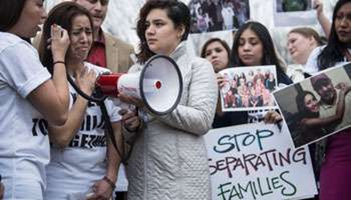 Des militants pour la réforme de l’immigration, devant la Maison Blanche, le 12 mars. © BRENDAN SMIALOWSKI / AFP