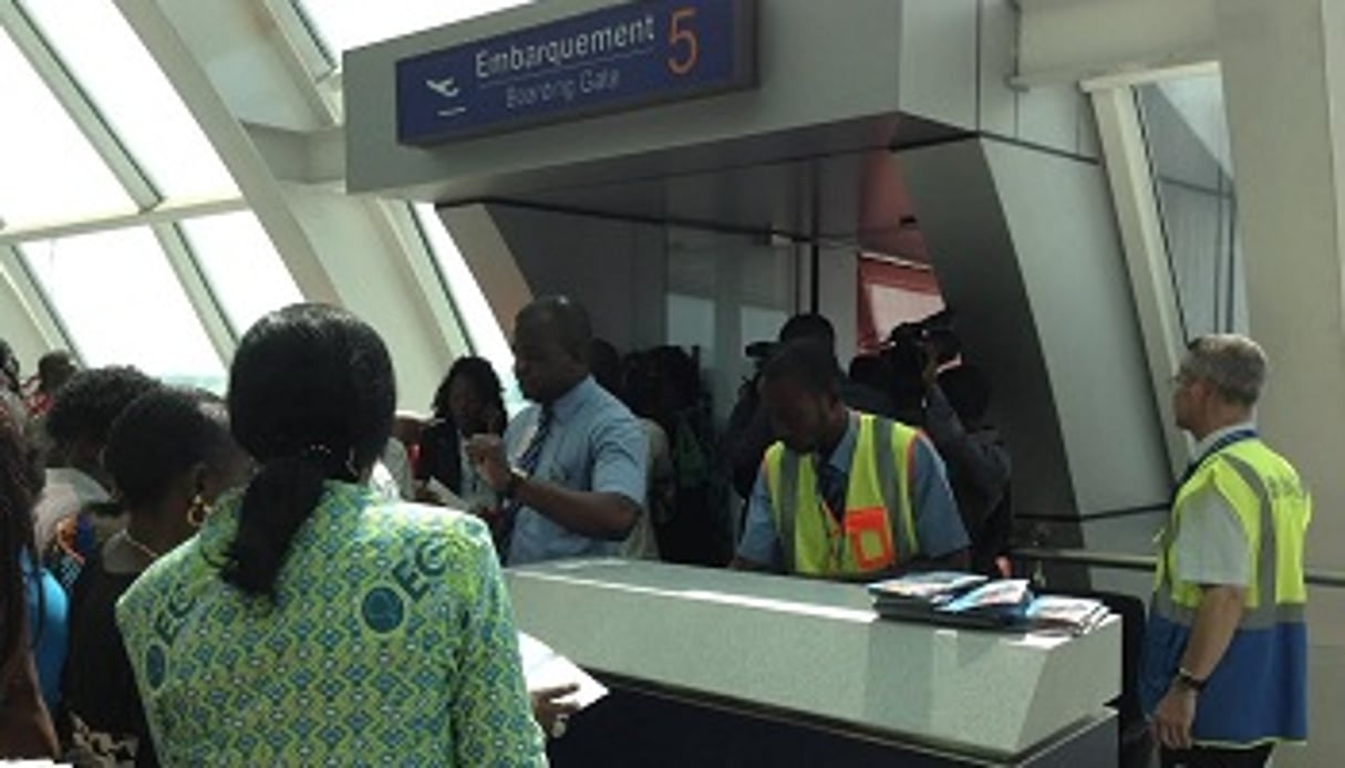 Embarquement des passagers du premier vol commercial ECAir à destination de Dubaï, le 31 mars à l’aéroport de Maya Maya (Congo-B). © Trésor Kibangula