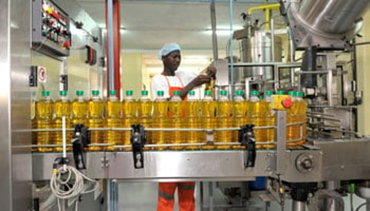 Chaque jour, entre 600 et 700 tonnes d’huile sont mises en bouteilles dans la raffinerie d’huile de palme d’Abidjan du groupe Sifca. © Nabil Zorkot